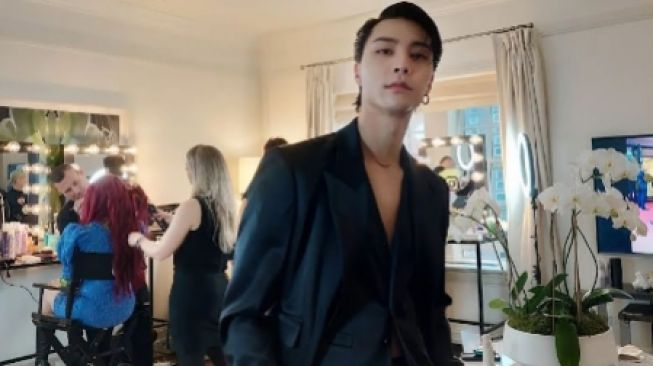 Johnny Menyebutkan Lagu NCT Yang Sesuai Dengan Penampilannya Di Met Gala