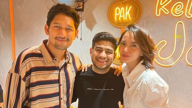 Artis dan Selebgram Ramaikan Grand Opening Warung Pak Muh (Instagram/fadiljaidi)