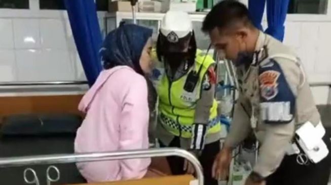 Ibu Hamil Kelelahan saat Mudik ke Malang, Polisi Ini Sigap Menolong