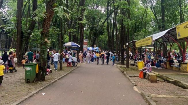 Hingga Jam12.00 Siang, Pengunjung di Taman Margasatwa Ragunan Capai 25.716 Orang