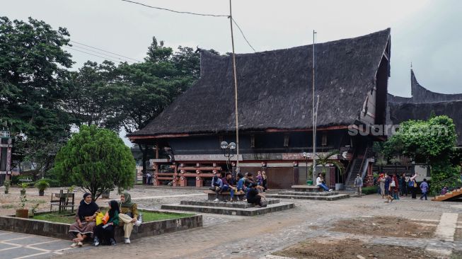 Pengunjung berwisata mengunjungi Anjungan Sumatera Utara di Taman Mini Indonesia Indah, Jakarta Timur, Rabu (4/5/2022). [Suara.com/Alfian Winanto]