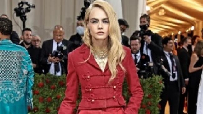 Totalitas, Cara Delevingne Nyaris Telanjang di Met Gala 2022