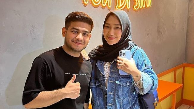 Artis dan Selebgram Ramaikan Grand Opening Warung Pak Muh (Instagram/fadiljaidi)