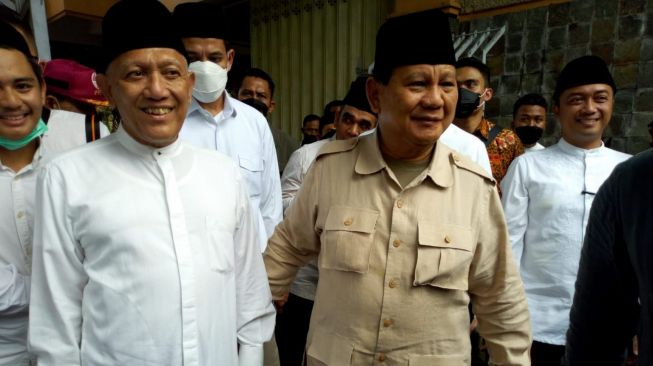 Ketua Umum DPP Partai Gerindra Prabowo Subianto ditemui langsung KH Abdul Hakim Mahfudz atau Gus Kikin, Rabu (4/5/2022). [Beritajatim.com]