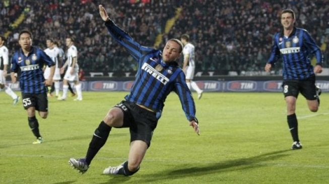 Luc Castaignos saat masih memperkuat Inter Milan. AFP / FABIO MUZZI