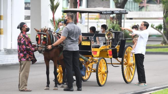 Presiden Jokowi menghabiskan lebaran kedua bersama cucunya menaikin andong saat berada di Gedung Agung Yogyakarta. [Biro Pers Media dan Informasi Sekretariat Presiden]