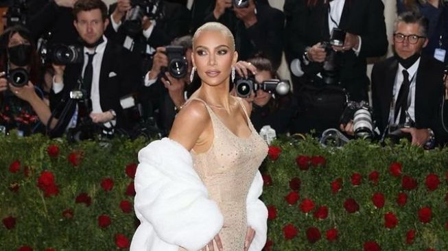 Kim Kardashian Tuai Kecaman Publik Usai Dianggap Merusak Dress Ikonik Marilyn Monroe