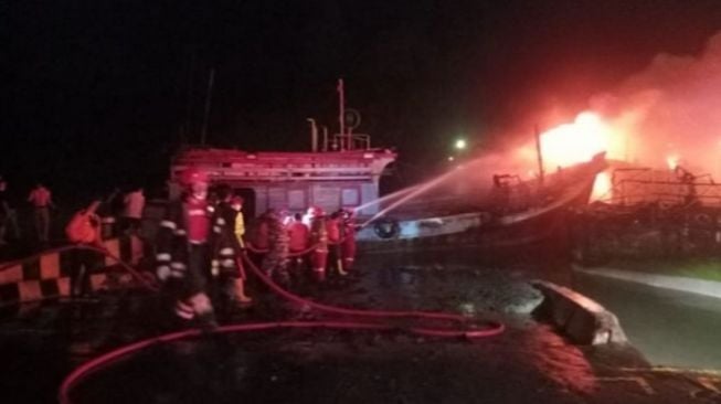 Tak Punya Asuransi, Puluhan Kapal Nelayan Dermaga Batere Terbakar, Ganjar Pranowo Turunkan Tim ke Cilacap
