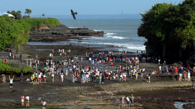 Cuaca Memburuk, Wisatawan di Tanah Lot Dilarang ke Bibir Pantai