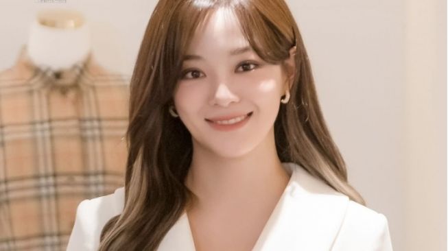 Selamat! Pemeran Drama Korea 'A Business Proposal' Kim Se Jeong Raih Trofi Penghargaan