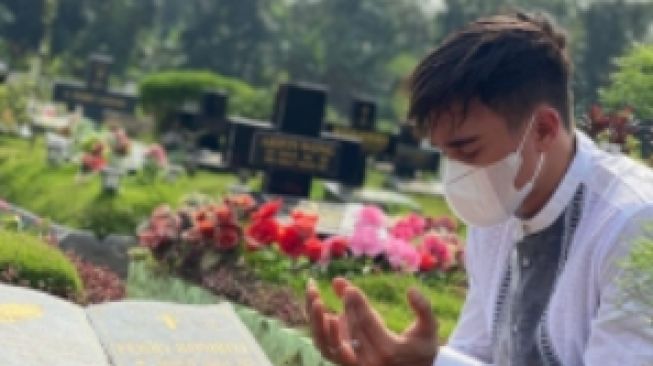 Potret Artis Ziarah Saat Lebaran (Instagram/adhityaalkatiri29)