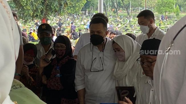 Suasana pemakaman Mieke Wijaya di TPU Tanah Kusir. [Suara.com/Adiyoga Priyambodo]