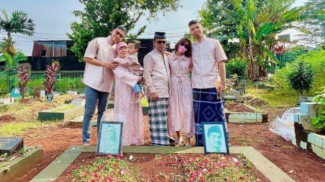 Potret Artis Ziarah Saat Lebaran (Instagram/fuji_an)