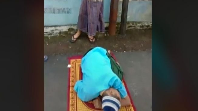 Pria Ini Tertidur Nyenyak Sampai Khotbah Salat Id Selesai, Warganet: Malunya Sampai Lebaran Tahun Depan