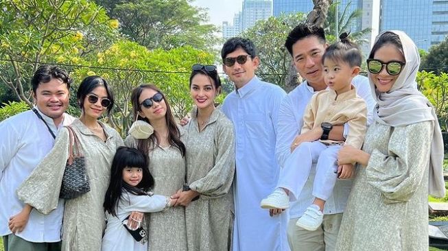 Potret Artis Ziarah Saat Lebaran (Instagram/ririnekawati)