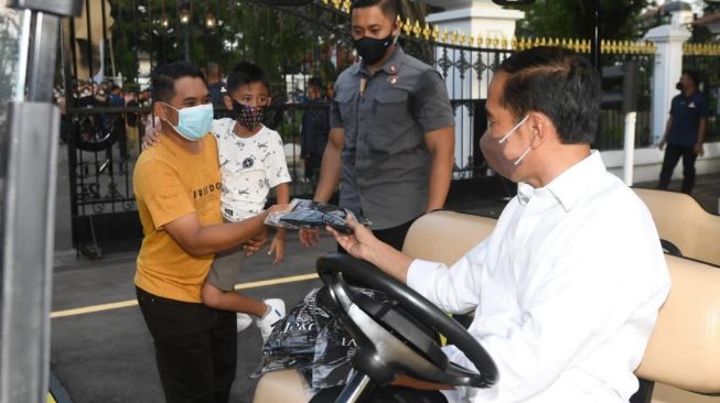 Presiden Jokowi menyapa Warga Yogyakarta saat lebaran hari kedua di Gedung Agung Yogyakarta. [Biro Pers Media dan Informasi Sekretariat Presiden]