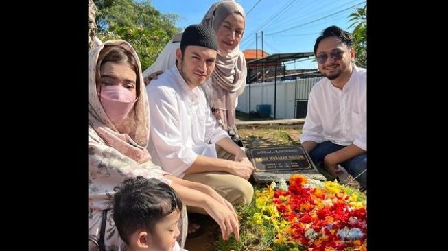 Potret Artis Ziarah Saat Lebaran (Instagram/rizkynazar20)