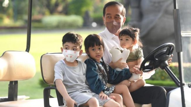 Momen Lebaran Presiden Joko Widodo bersama cucu-cucunya di Gedung Agung Yogyakarta, Selasa (3/5/2022). - (Foto: Lukas - Biro Pers Sekretariat Presiden)