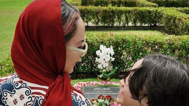 Potret Artis Ziarah Saat Lebaran (Instagram/bclsinclair)