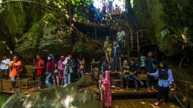 Wisatawan berkunjung ke lokasi wisata Goa Limbuhang Haliau di Desa Haliau, Kabupaten Hulu Sungai Tengah, Kalimantan Selatan, Selasa (3/5/2022). [ANTARA FOTO/Bayu Pratama S/wsj]