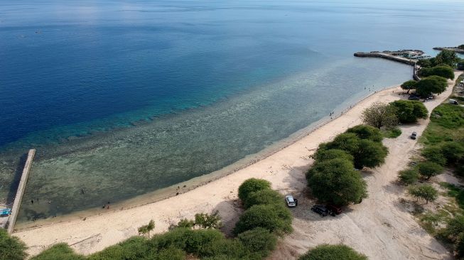 Foto aerial Pantai Kurenai di Kabila Bone, Kabupaten Bone Bolango, Gorontalo, Selasa (3/5/2022). [ANTARA FOTO/Adiwinata Solihin/wsj]