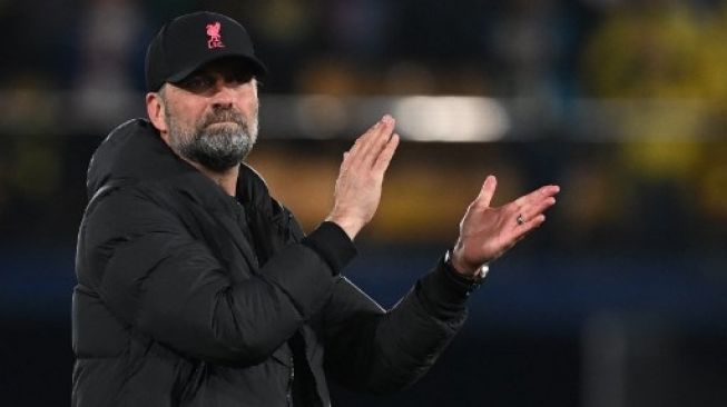 Manajer Liverpool Jurgen Klopp memberikan aplause kepada pendukungnya di akhir pertandingan sepak bola leg kedua semi final Liga Champions UEFA antara Liverpool dan Villarreal CF di stadion La Ceramica di Vila-real pada 3 Mei 2022.Paul ELLIS/AFP