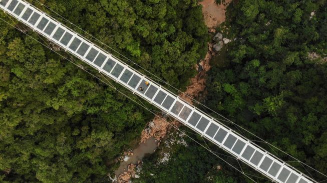 Foto udara menunjukkan arsitektur jembatan kaca Bach Long yang baru dibangun di distrik Moc Chau, Son La, Vietnam, Jumat (29/4/2022). [Nhac NGUYEN / AFP]
