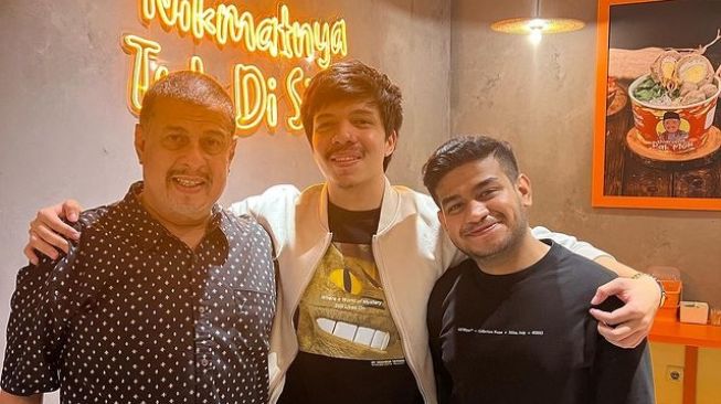 Artis dan Selebgram Ramaikan Grand Opening Warung Pak Muh (Instagram/fadiljaidi)