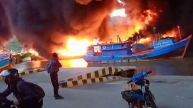 Puluhan Unit Kapal Nelayan di Dermaga Batere Cilacap Terbakar