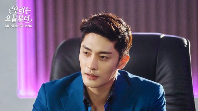 5 Potret Sung Hoon di Woori the Virgin, Drama Baru yang Tayang di Minggu Ini