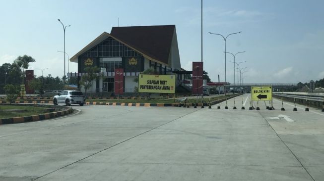 Kendaraan menuju Pelabuhan Bakauheni diarahkan ke rest area KM 20B Tol Lampung. [ANTARA]