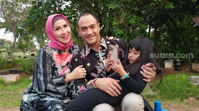 Venna Melinda, Ferry Irawan dan Vania ditemui di TPU Menteng Pulo, Jakarta Selatan pada Kamis (5/5/2022) [Suara.com/Rena Pangesti]