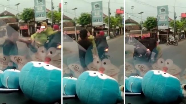 Viral Emak-emak Berdaster Berantem Hebat sampai Berakhir Guling-guling di Tengah Jalan, Publik Elus Dada