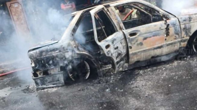 Mobil Pemudik Berisi 4 Orang Terbakar Hebat Sampai Ludes di Exit Tol Jombang