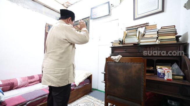 Sambangi Ponpes Al Anwar Rembang, Prabowo Salat dan Menangis di Kamar Mbah Moen