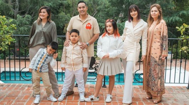 Potret Nia Ramadhani Lebaran (Instagram/@ramadhaniabakrie)
