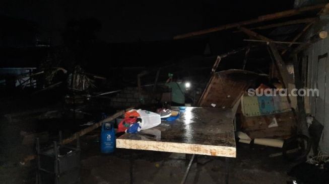 Sejumlah warga dan Tim BPBD Kota Yogyakarta melakukan asesmen bangunan roboh di Kampung Sanggrahan, Semaki, Umbulharjo, Kota Jogja, Kamis (5/5/2022) malam. - (SuaraJogja.id/Muhammad Ilham Baktora)