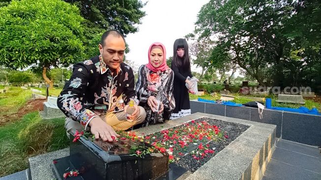 Venna Melinda, Ferry Irawan dan Vania ditemui di TPU Menteng Pulo, Jakarta Selatan pada Kamis (5/5/2022) [Suara.com/Rena Pangesti]