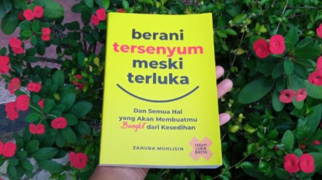 Ulasan Buku Berani Tersenyum Meski Terluka: Mengobati Luka Hati