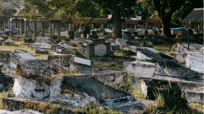 Viral Bangunan Makam Ini Bentuknya Bikin Salfok, Warganet: Kirain Kebakar
