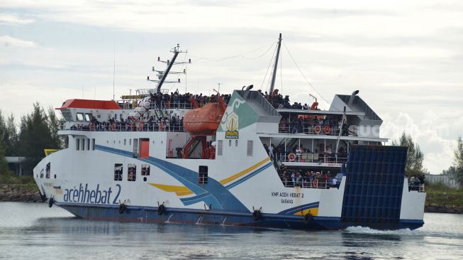 Kapal Roro mengangkut wisatawan yang berlibur ke Pulau Sabang saat meninggalkan pelabuhan penyeberangan Ulee Lheue, Banda Aceh, Aceh, Kamis (5/5/2022). [ANTARA FOTO/Ampelsa]