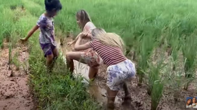 Momen The Connell Twins lebaran di kampung (YouTube/The Connell Twins)