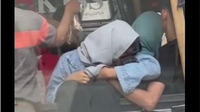 Tangkapan layar aksi pasangan muda mudi berbuat mesum di atas mobil pick up. [Instagram]