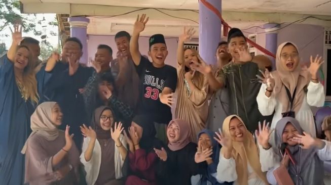 Momen The Connell Twins lebaran di kampung (YouTube/The Connell Twins)