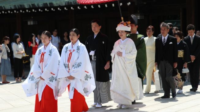 5 Tradisi Unik Pernikahan di Jepang, Ada Mempelai Memberikan Hadiah untuk Tamu Undangan