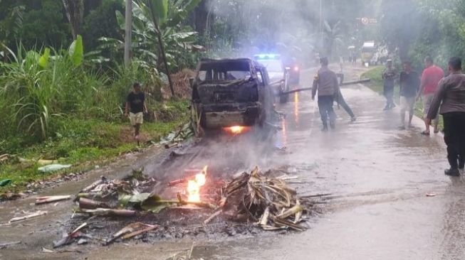 Ditabrak Mobil Avanza, Angkot Terbakar di Gunungkencana Lebak