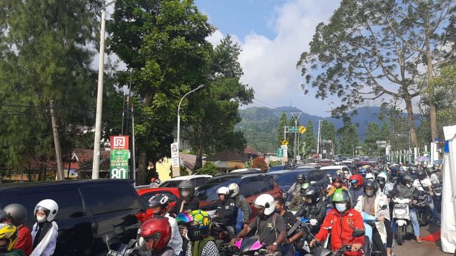Kemacetan lalu lintas kawasan Puncak, Bogor, Kamis (5/5/2022). [Bogordalily.net]