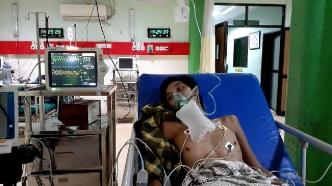 Suhandi, warga Pandeglang, Banten yang ditandu dengan sarung untuk berobat meninggal dunia di salah satu rumah sakit di Serang. [IST]