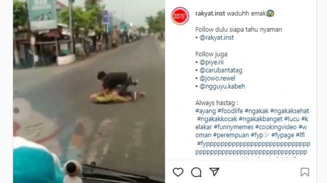 Emak-emak bertengkar hebat dengan seorang pria sampai berakhir smackdown dan berguling-guling di tengah jalan. (Instagram/@rakyat.inst)