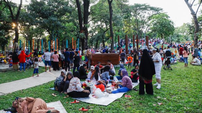 Warga berwisata di Tebet Eco Park, Jakarta Selatan, Kamis (5/5/2022). [Suara.com/Alfian Winanto]
